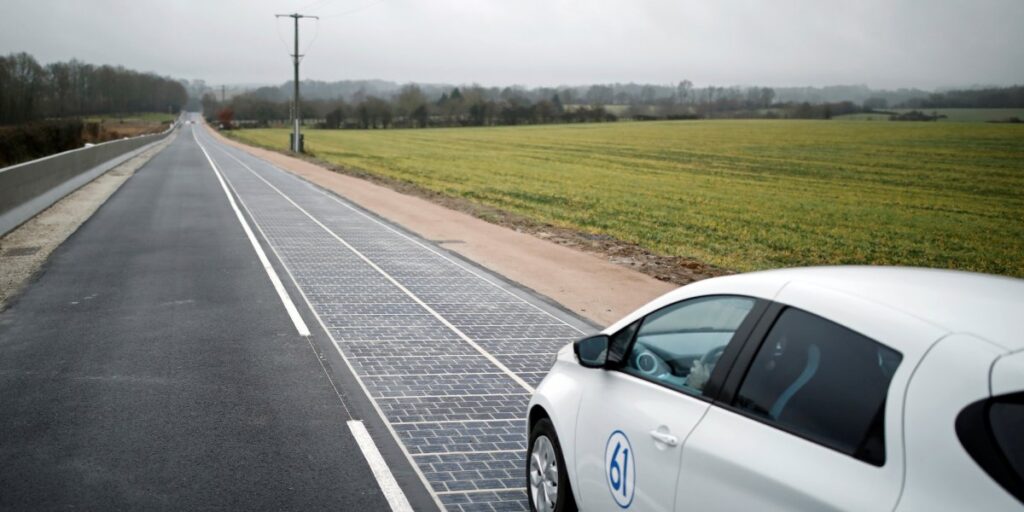 Carro em Estrada Solar